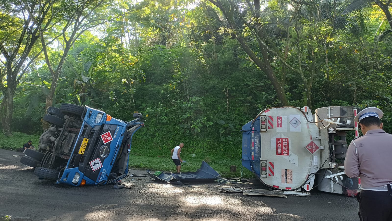 Truk tangki pengangkut solar terguling di tanjakan Gayam, Jalur Lintas Selatan Pacitan, Senin (22/12) dini hari, menyebabkan solar tumpah ke badan jalan. NUR CAHYONO/RADAR PACITAN