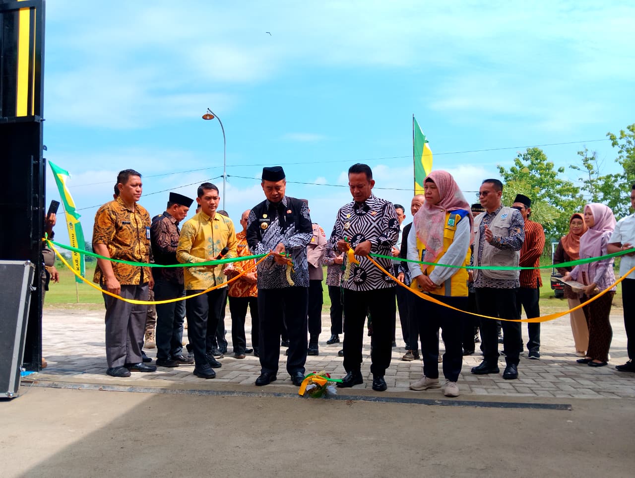 SAH: Bupati Hari Wuryanto dan Wabup dr Purnomo Hadi meresmikan TPS3R di Desa Klitik, Wonoasri, Senin (22/12).
