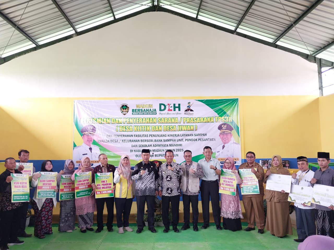 BERKONTRIBUSI: Bupati Hari Wuryanto dan Wabup dr Purnomo Hadi berfoto bersama penerima fasilitas penunjang layanan sampah serta penghargaan proklim dan adiwiyata mandiri 2025.