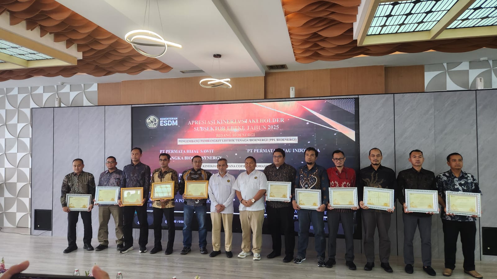 PLN Nusantara Power UP Pacitan raih penghargaan Kategori EBT Captive Power dan Piagam Aditama Bioenergi.