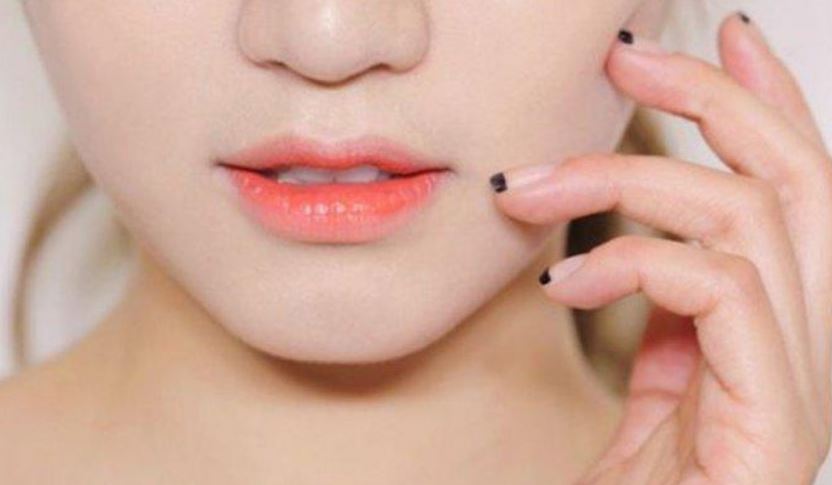 Ilustrasi bibir tebal jadi lebih tipis dengan lipstik Wardah.