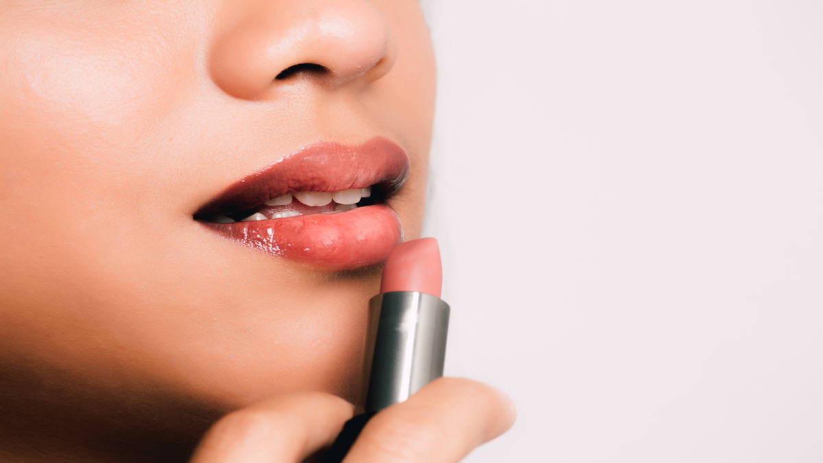 Ilustrasi lipstik Wardah untuk bibir hitam.