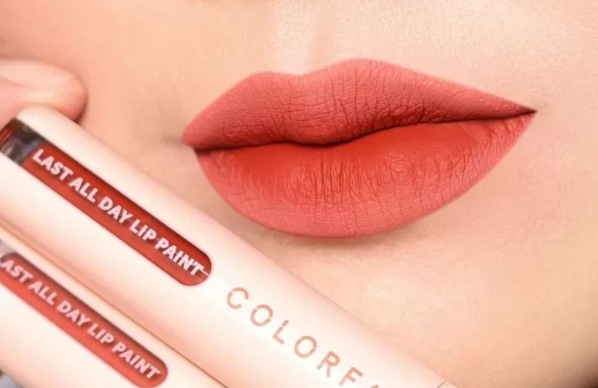 Ilustrasi lipstik matte Wardah untuk bibir kering.