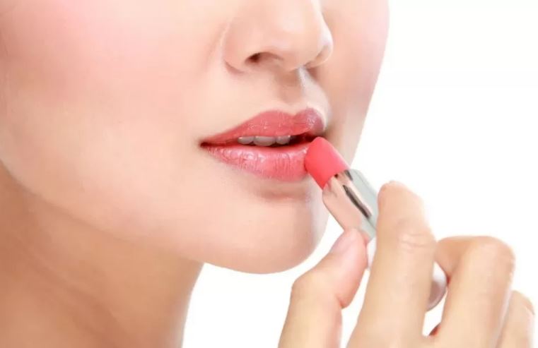 Ilustrasi lipstik Wardah untuk pelajar yang tidak membuat bibir kering.