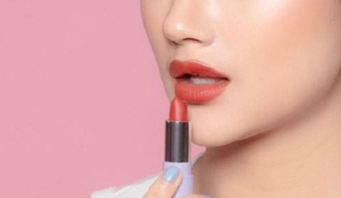 Ilustrasi lipstik Wardah tahan lama untuk pelajar.