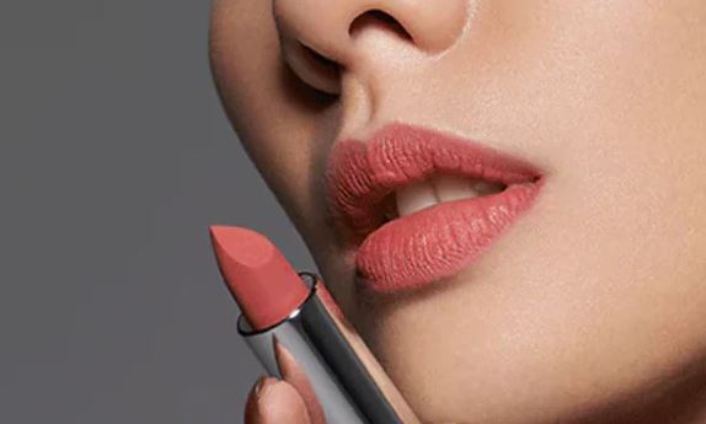 Ilustrasi warna natural lipstik Wardah untuk pemula remaja.