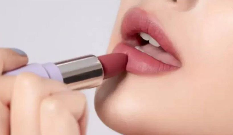 Ilustrasi lipstik Wardah warna nude untuk pelajar.