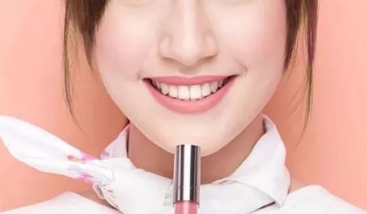 Ilustrasi lipstik matte Wardah yang warnanya menyatu dengan bibir.