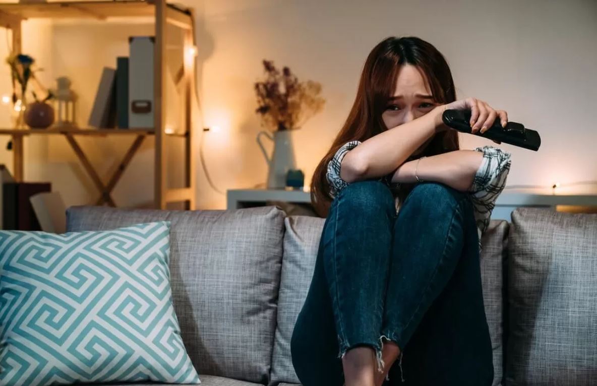 Menonton film dengan akhir sedih atau sad ending sering menjadi pilihan bagi penikmat yang ingin pengalaman emosional mendalam.