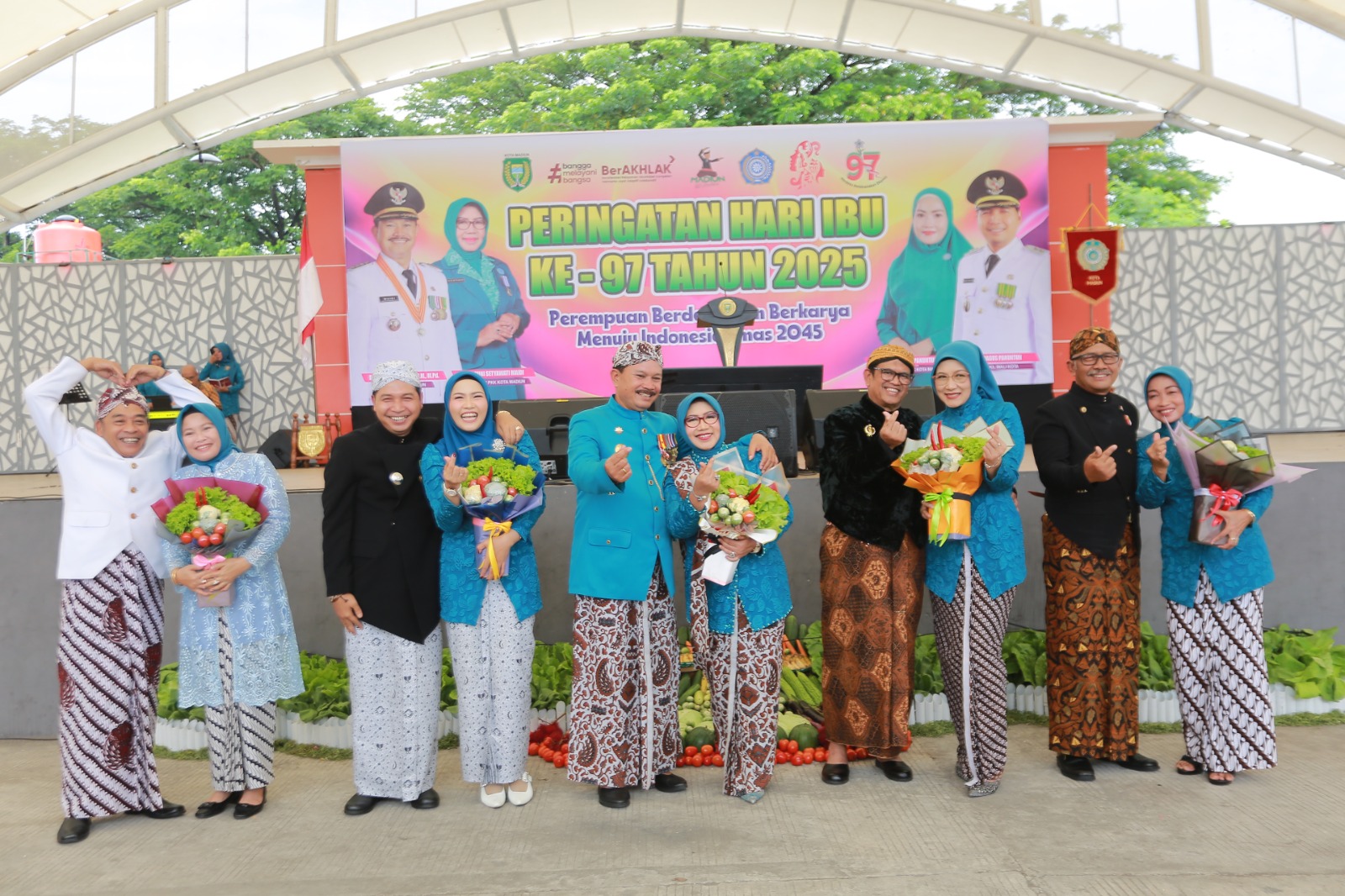 Ketua DPRD Armaya, Wakil Wali Kota F Bagus Panuntun, Wali Kota Madiun Maidi, Sekda Soeko Dwi Handiarto, Wakil Ketua DPRD Istono, beserta para istri menghadiri peringatan Hari Ibu ke-97 di PBC.