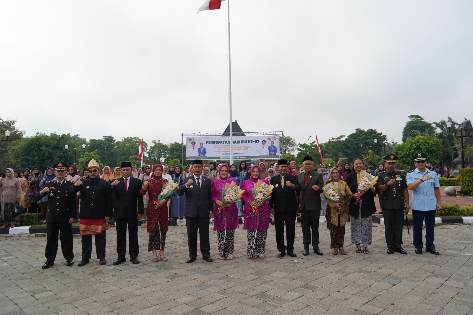 Bupati Madiun Hari Wuryanto bersama jajaran forkopimda menyerahkan buket bunga kepada istri masing-masing saat peringatan Hari Ibu ke-97 di Pendopo Ronggo Djumeno, Caruban. PROKOPIM FOR RADAR MADIUN