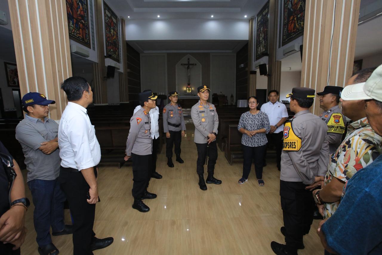 Petugas Polres Madiun mengecek kesiapan pengamanan gereja di Kabupaten Madiun jelang perayaan Natal 2025 untuk memastikan ibadah berjalan aman dan khidmat. FOTO: ISTIMEWA
