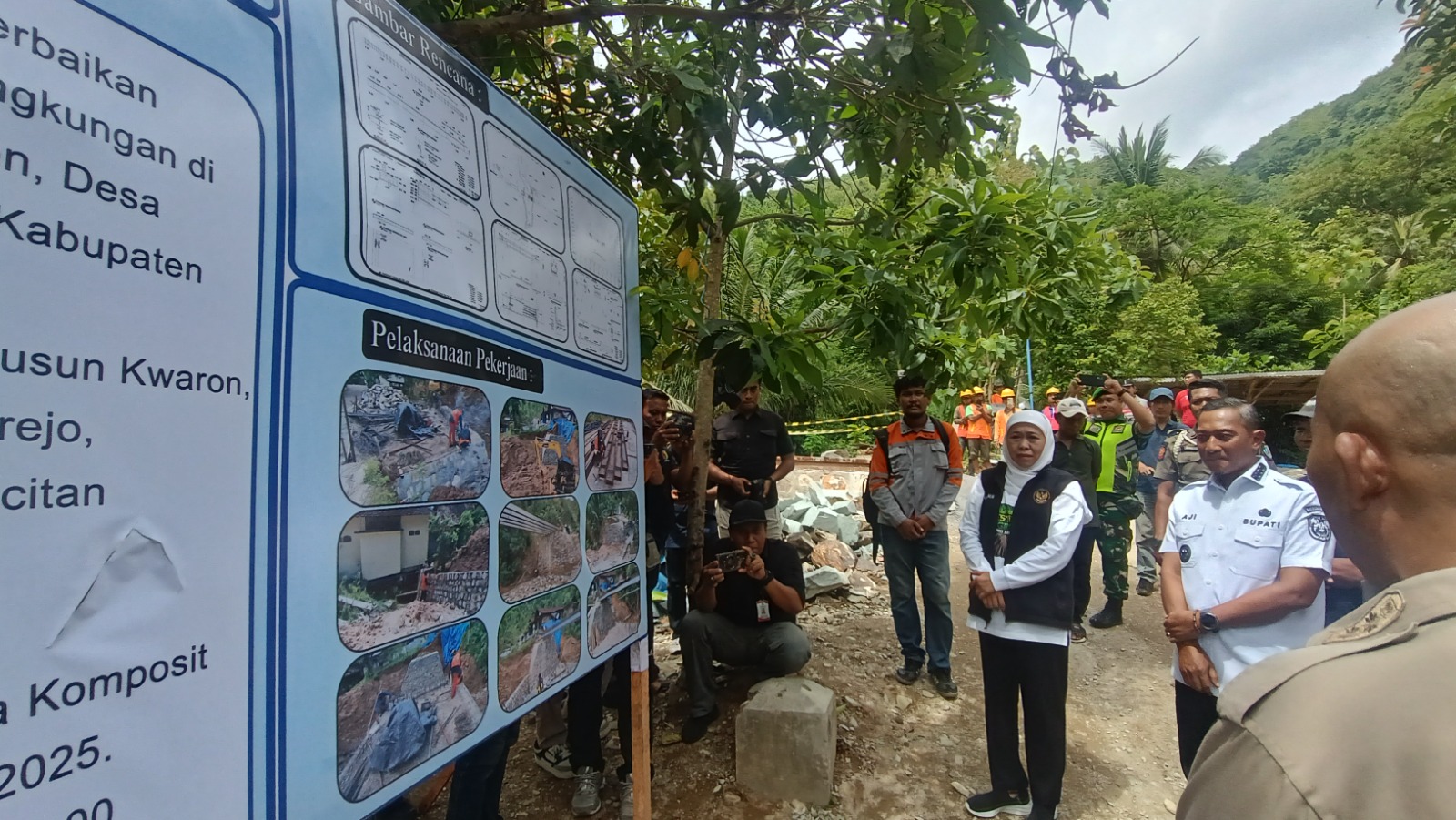 Gubernur Jawa Timur Khofifah Indar Parawansa bersama sejumlah pejabat meresmikan jembatan penghubung antar-RT di Dusun Kwaron, Desa Tambakrejo, Pacitan, Senin (22/12). NUR CAHYONO/ RADAR PACITAN