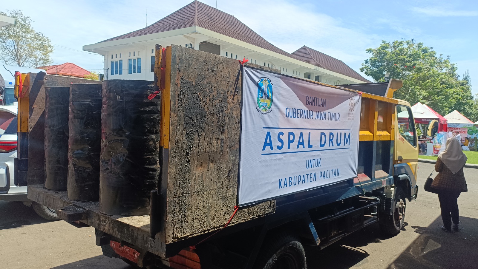 Ratusan drum aspal dari Pemerintah Provinsi Jawa Timur disalurkan ke Pacitan untuk mendukung percepatan perbaikan jalan kabupaten. NUR CAHYONO/RADAR PACITAN