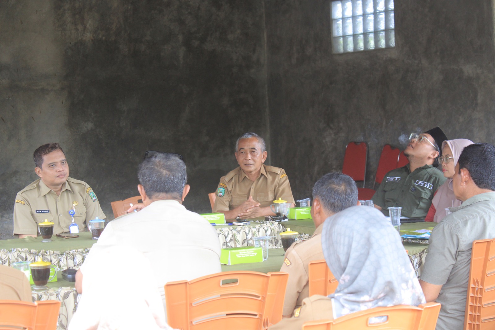 Pihak Kecamatan Karas melakukan klarifikasi bersama BPD dan perangkat Desa Taji terkait rencana pengunduran diri Kades Taji, kemarin (22/12). AJI PUTRA/JAWA POS RADAR MAGETAN