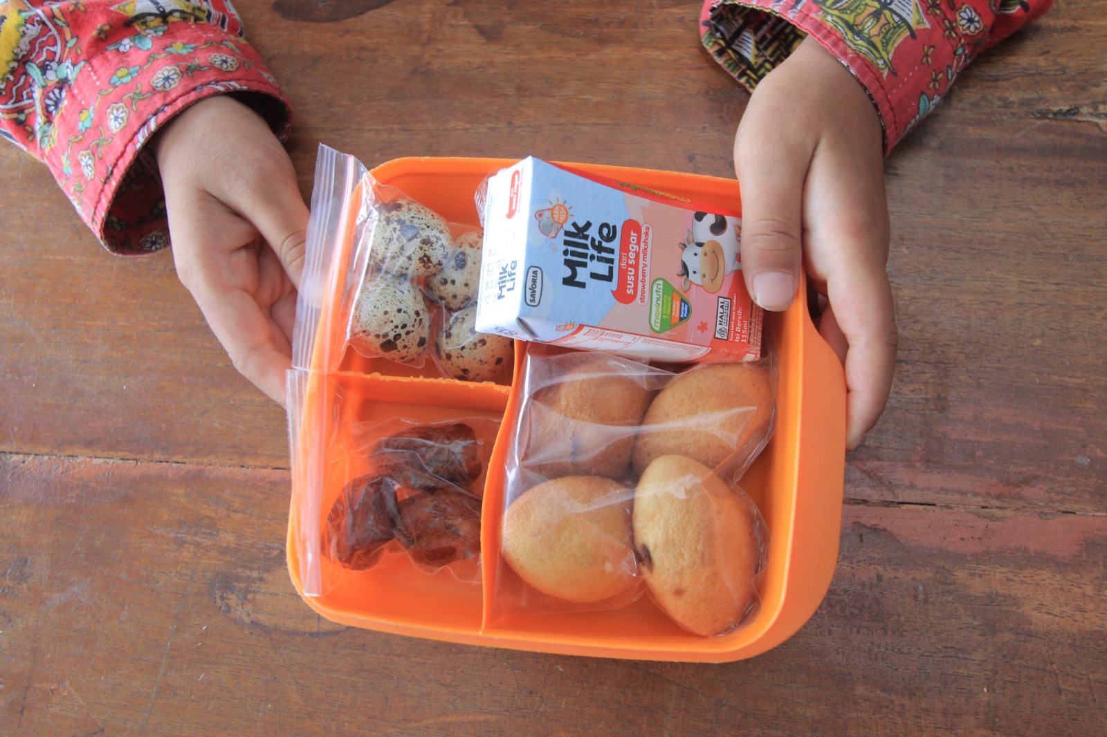 Siswa SD di Magetan datang ke sekolah untuk mengambil paket Makan Bergizi Gratis (MBG) dengan sistem akumulasi mingguan selama masa libur akhir tahun. DOK/JAWA POS RADAR MAGETAN