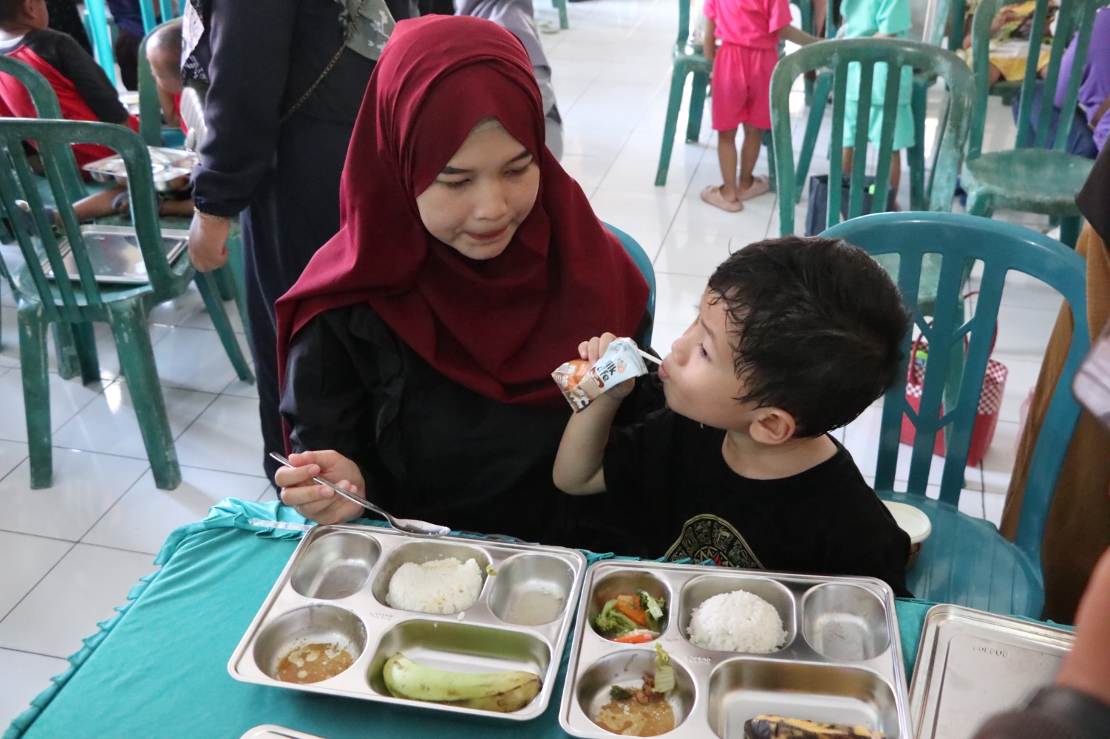 Sejumlah SPPG di Ponorogo tetap menyalurkan Makan Bergizi Gratis ke sekolah selama libur semester, dengan mekanisme pengambilan oleh siswa. SUGENG DWI N./JAWA POS RADAR PONOROGO