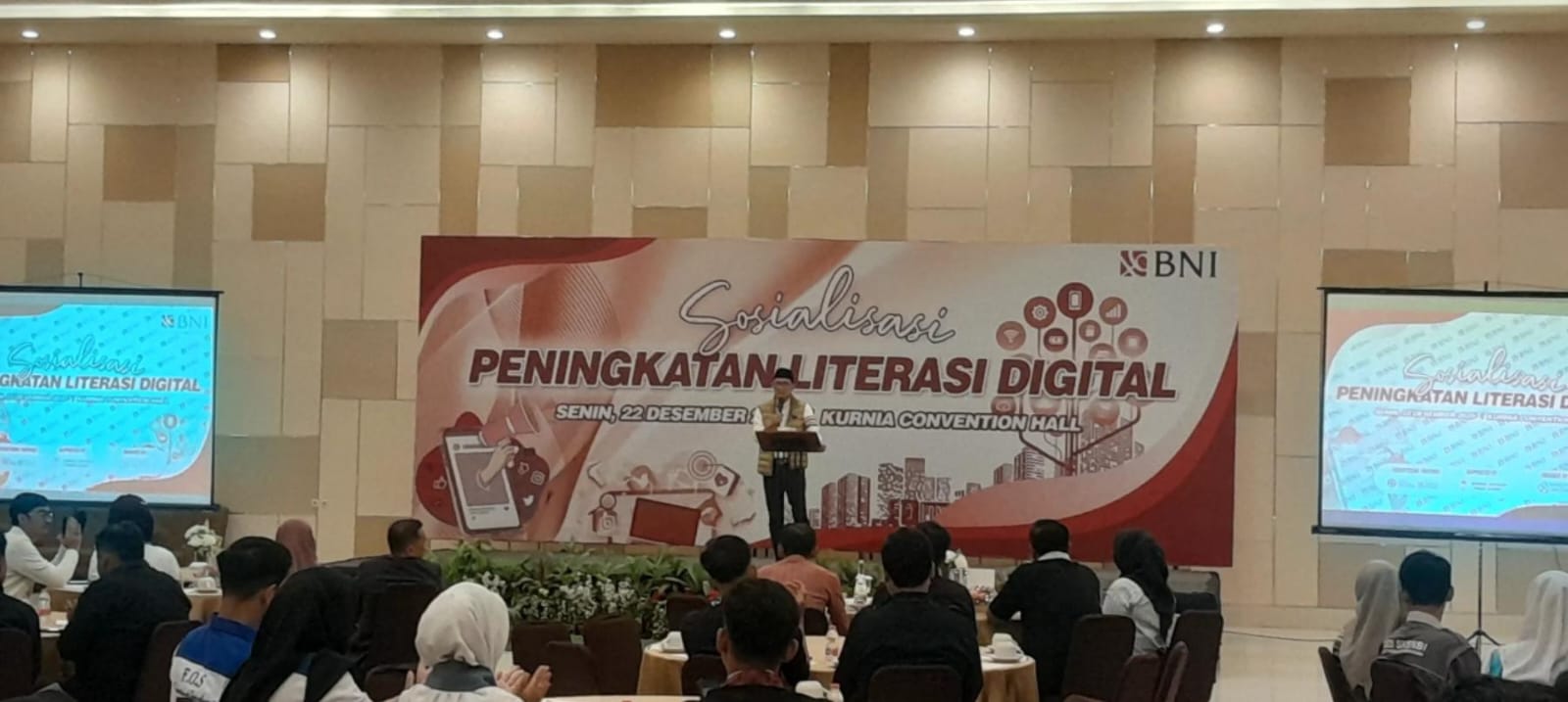 Anggota DPR RI Budi Sulistyono Kanang memberikan materi literasi digital kepada pegiat media sosial, pemuda, dan pelajar saat kunjungan kerja di Ngawi, kemarin (22/12). ASEP SYAFUL BACHRI/JAWA POS RAD