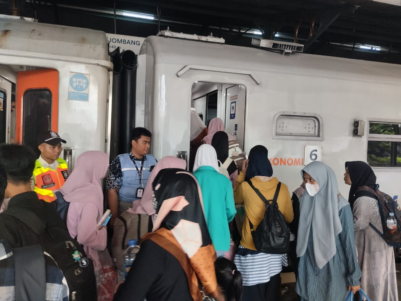 Aktivitas penumpang di salah satu stasiun wilayah Daop 7 Madiun pada hari kelima Angkutan Natal 2025 dan Tahun Baru 2026.