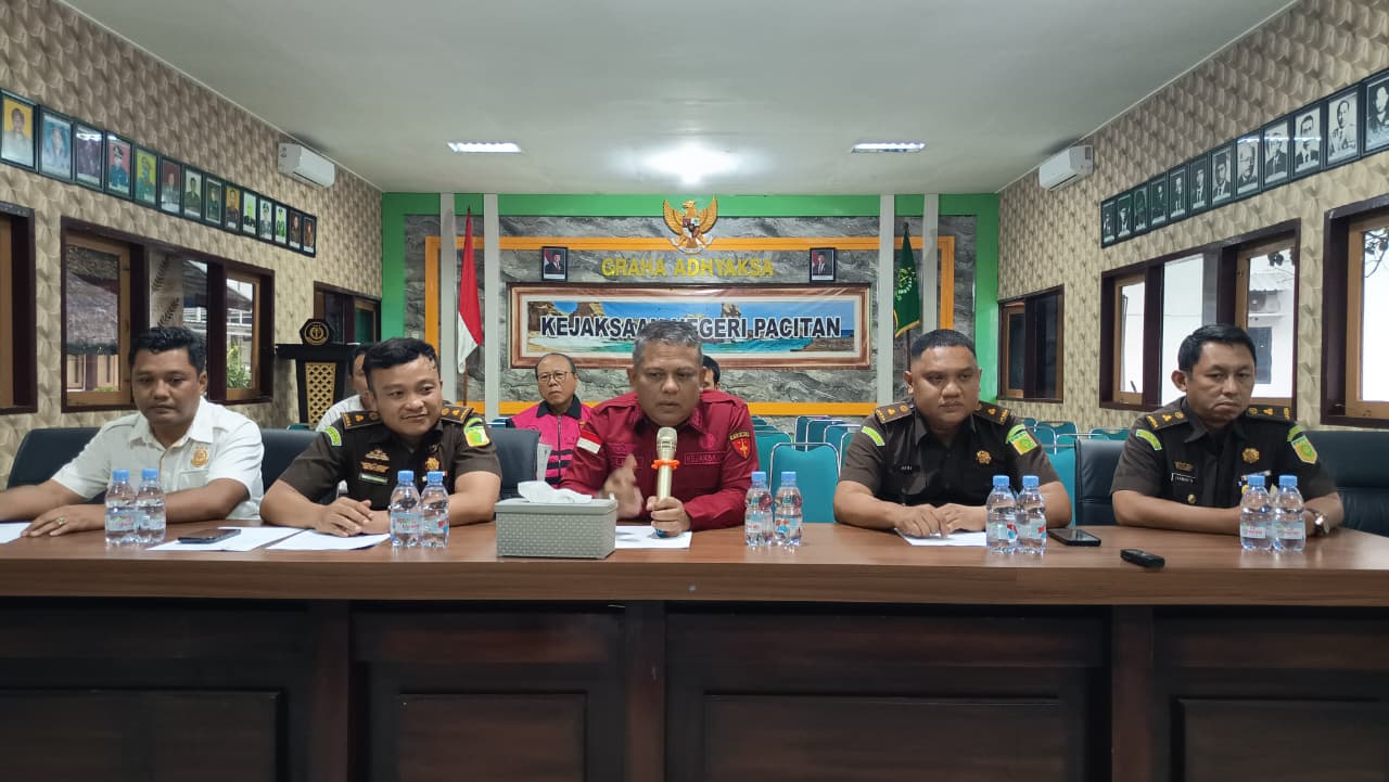 Kejaksaan Negeri Pacitan menetapkan dua tersangka dalam kasus dugaan korupsi proyek penanganan banjir Sungai Grindulu yang merugikan negara Rp 1,44 miliar. NUR CAHYONO/RADAR PACITAN