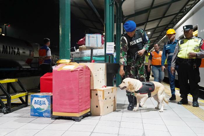 Denpom V/1 Madiun mengerahkan anjing pelacak (K9) saat inspeksi pengamanan pengiriman barang KA Parcel di Stasiun Madiun, Selasa (23/12). HUMAS KAI DAOP 7 MADIUN