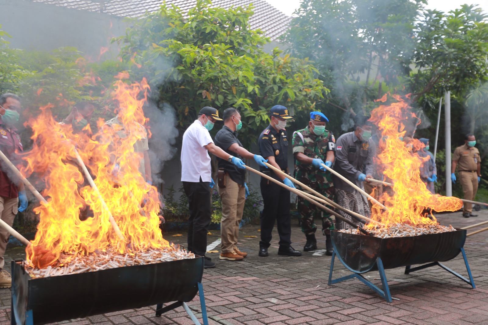 Petugas Bea Cukai Madiun memusnahkan 2,4 juta batang rokok ilegal dengan potensi kerugian negara Rp 2,3 miliar, Selasa (23/12). BAGAS BIMANTARA/JAWA POS RADAR MADIUN
