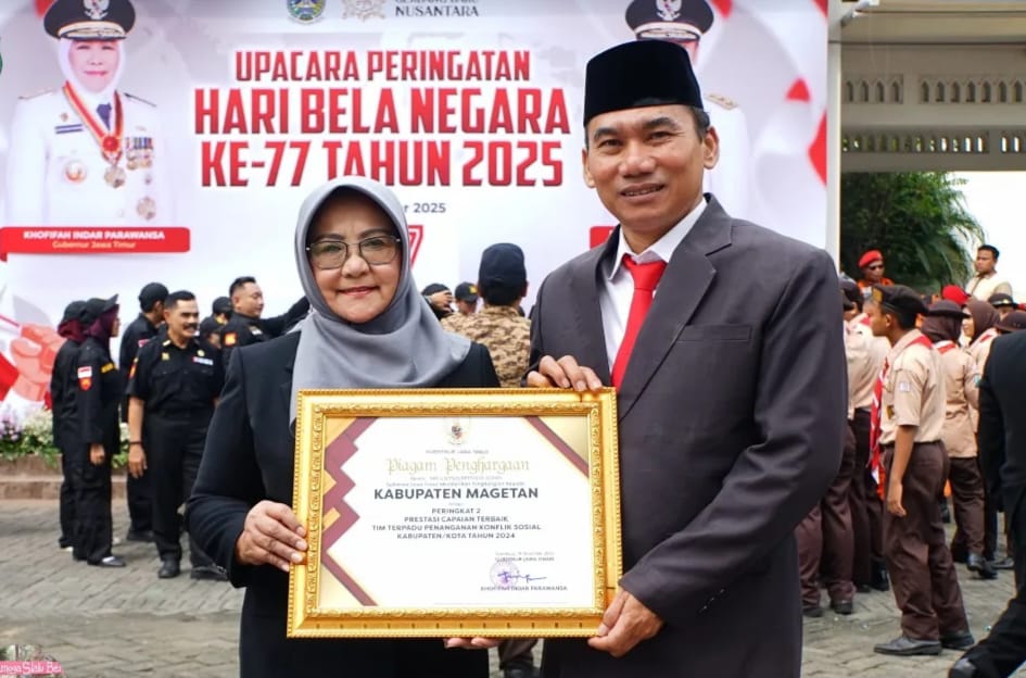 Bupati Magetan Nanik Endang Rusminiarti bersama Plt Kepala Bakesbangpol Suwito usai menerima penghargaan Peringkat II Aksi Terpadu Penanganan Konflik Sosial Tahun 2025 tingkat Provinsi Jawa Timur.