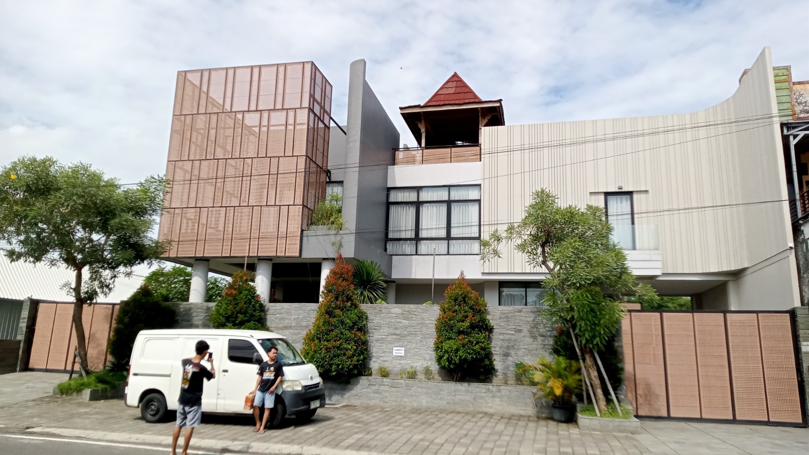 Sejumlah konten kreator dan warga melakukan transaksi cash on delivery (COD) di depan rumah musisi Denny Caknan di Jalan Basuki Rahmat, Ngawi, yang viral di media sosial. ULUL RUBIYATUN/RADAR NGAWI