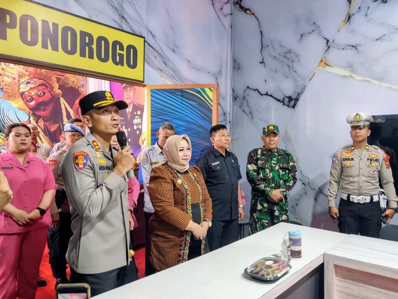 Plt Bupati Ponorogo Lisdyarita bersama jajaran forkopimda memeriksa kesiapan pos pengamanan dan pos pelayanan jelang libur Nataru di Ponorogo, Selasa (23/12). SUGENG DWI N./JAWA POS RADAR PONOROGO