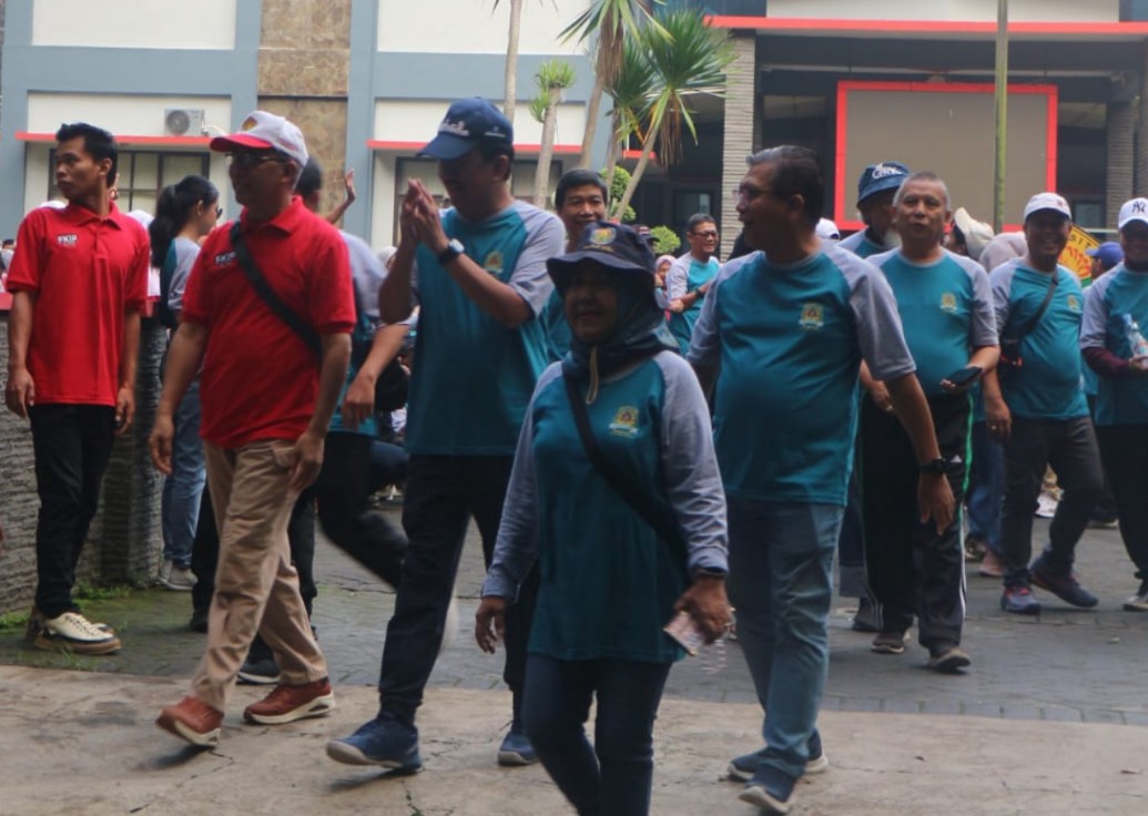 Peserta berjalan keluar halaman kampus baru FKIP Unej untuk menyusuri area kampus Tegalboto.