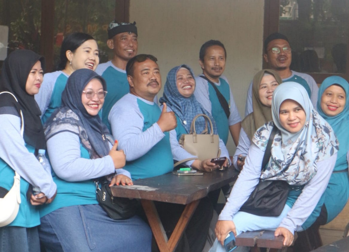 Para mantan pengelola Majalah Pijar FKIP Unej berkumpul di depan ruangan yang dulu pernah menjadi kantor sekretariat mereka.