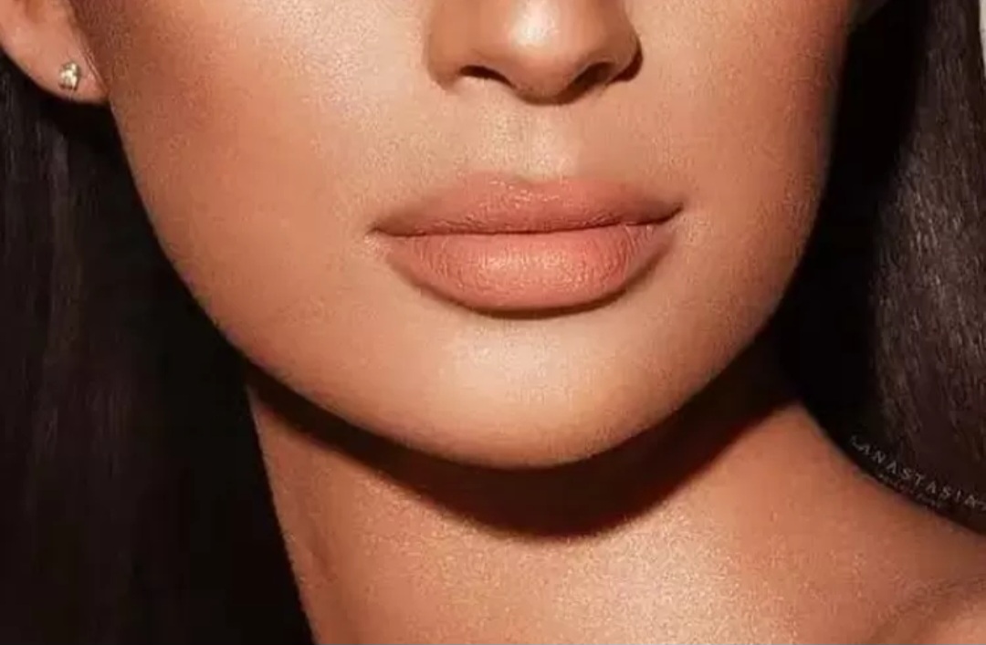 Ilustrasi warna lipstik matte Wardah untuk kulit sawo matang.