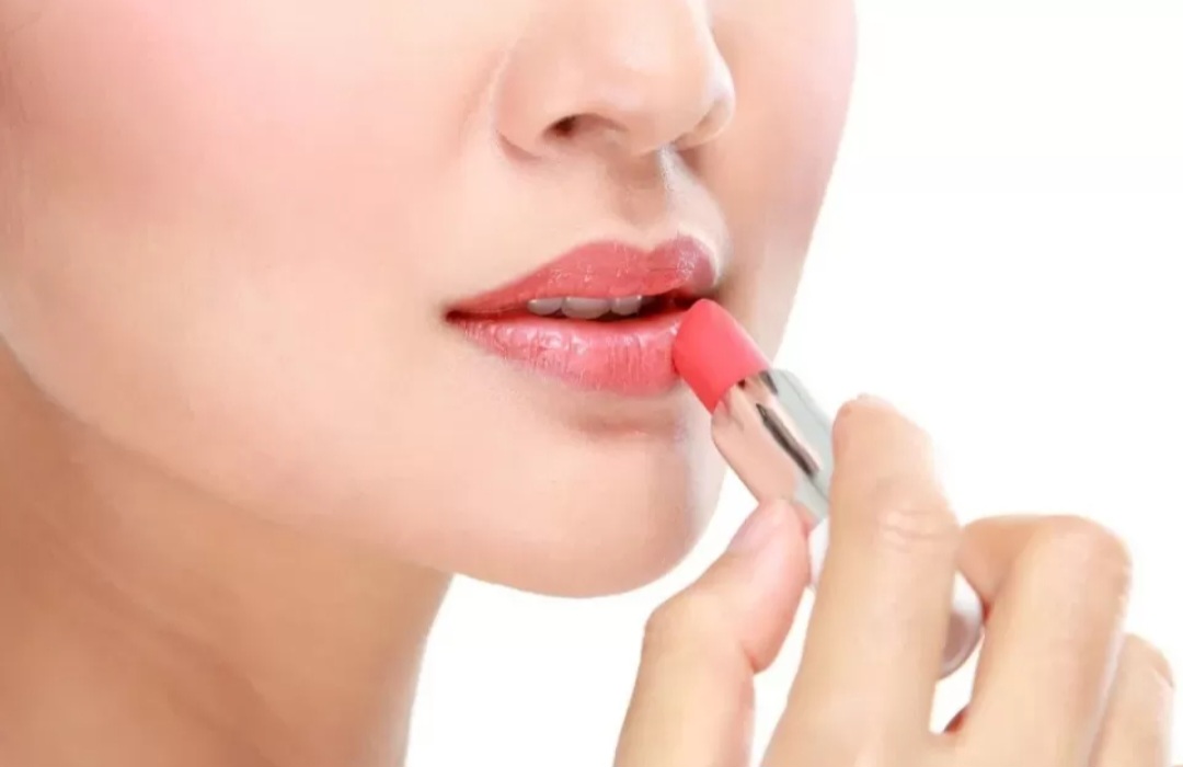 Ilustrasi lipstik matte Wardah untuk anak sekolah.