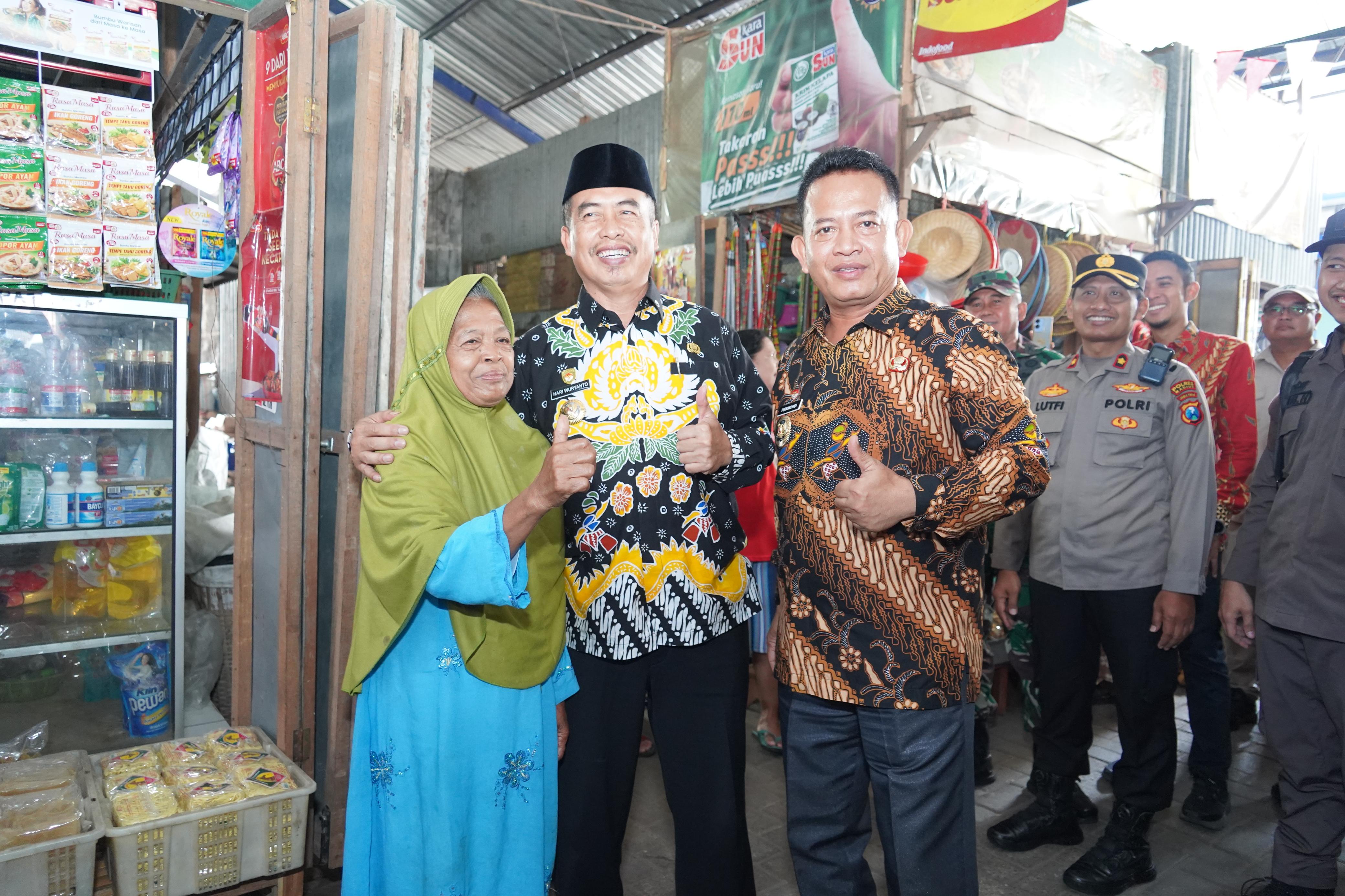 Kedekatan Bupati Madiun Hari Wuryanto dan Wabup Purnomo Hadi bersama masyarakat.