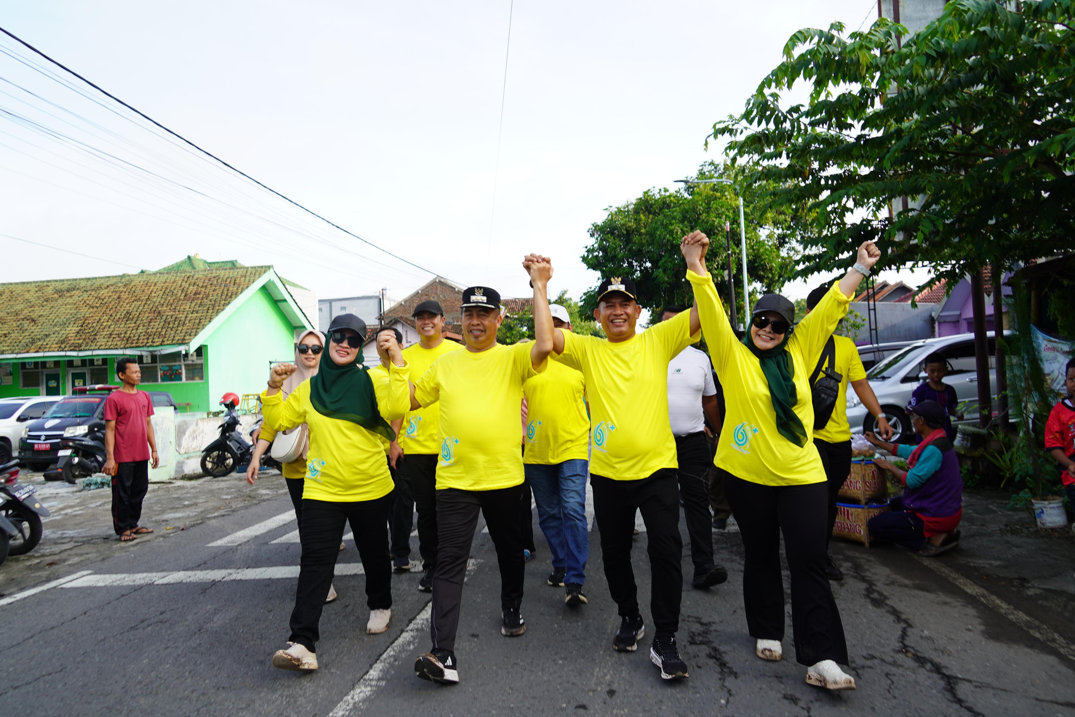 Bupati Madiun Hari Wuryanto dan Wabup Purnomo Hadi membaru dalam kegiatan jalan sehat bersama masyarakat.