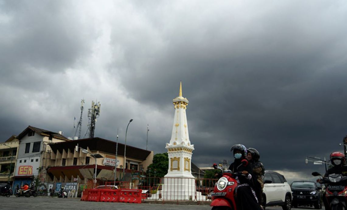 Awan mendung menggelayut di langit Yogyakarta.