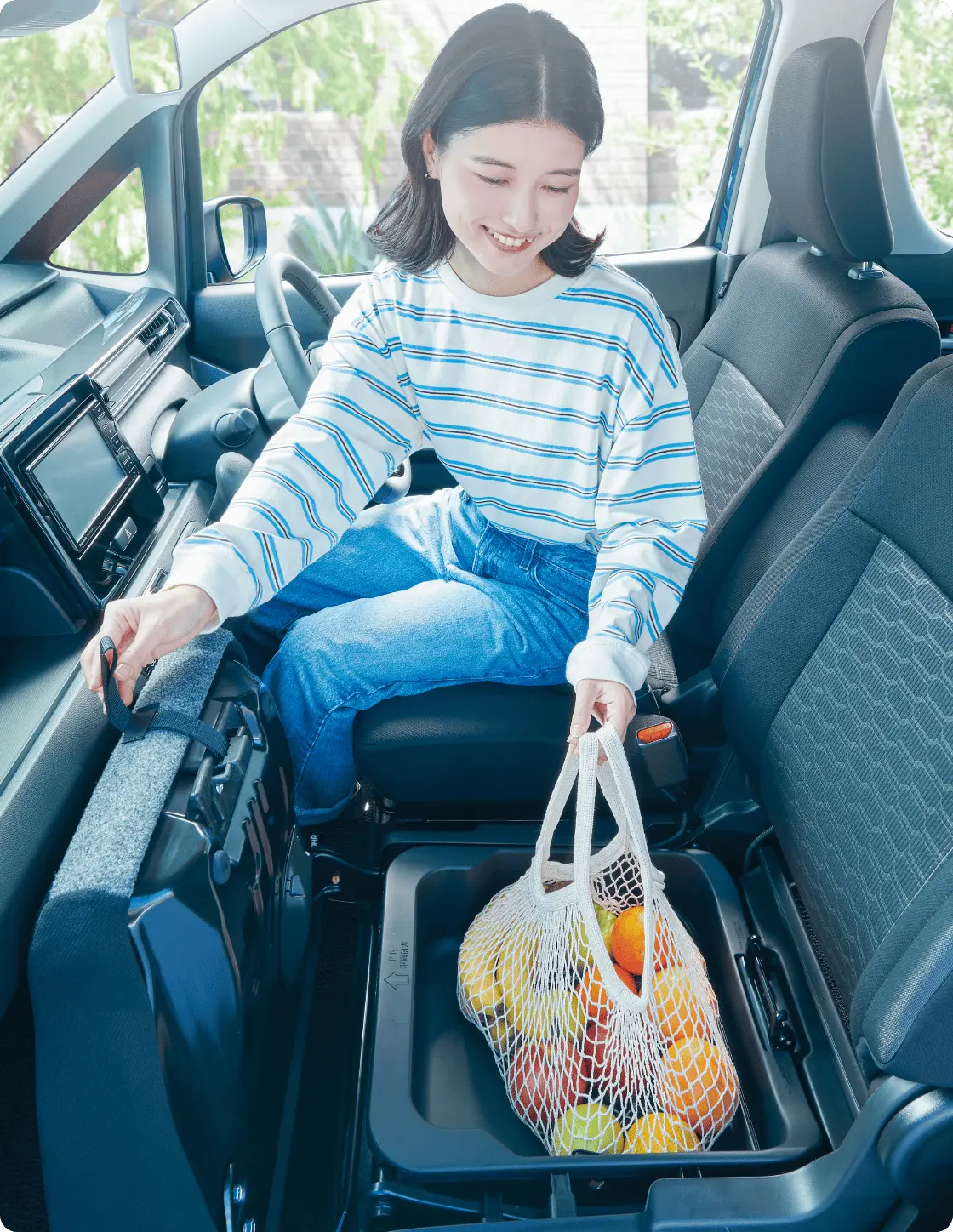 Ilustrasi interior Suzuki Wagon R yang luas.