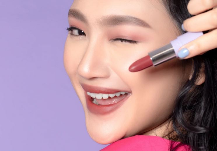 Ilustrasi lipstik Wardah bikin bibir tipis terlihat tebal.