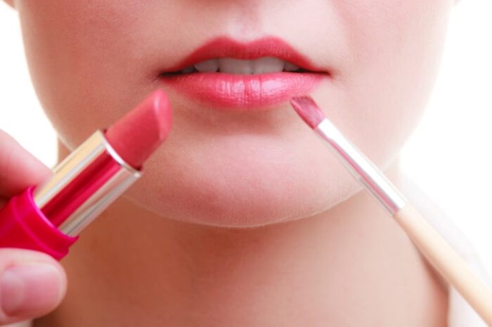 Ilustrasi penggunaan lipstik matte Wardah dan ombre untuk bibir tebal.