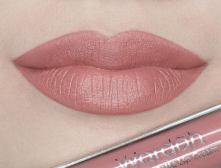 Ilustrasi lipstik nude Wardah untuk bibir tebal.