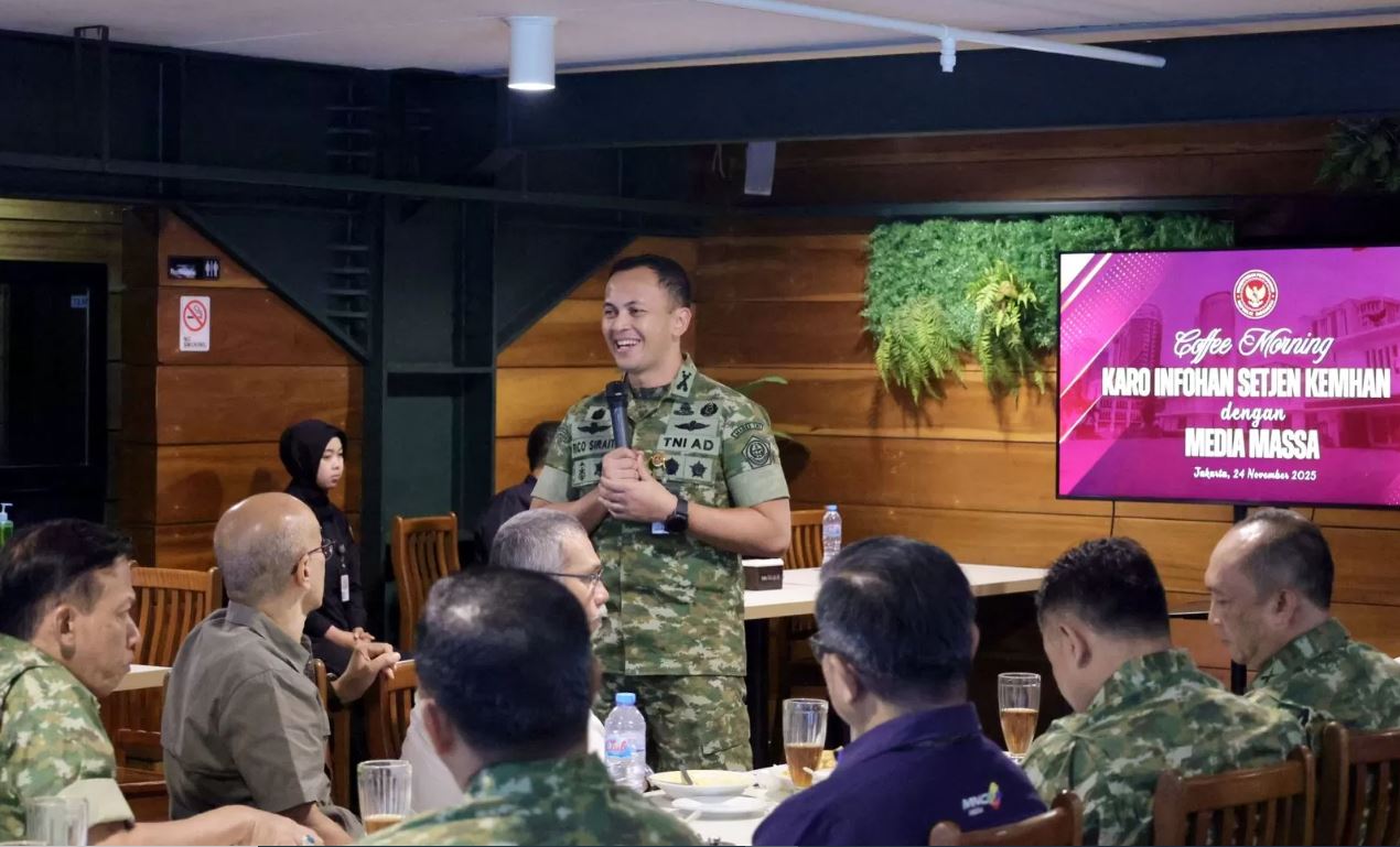 Karo Infohan Setjen Kemhan Brigjen TNI Rico Ricardo Sirait saat berbincang dengan awak media di Jakarta.