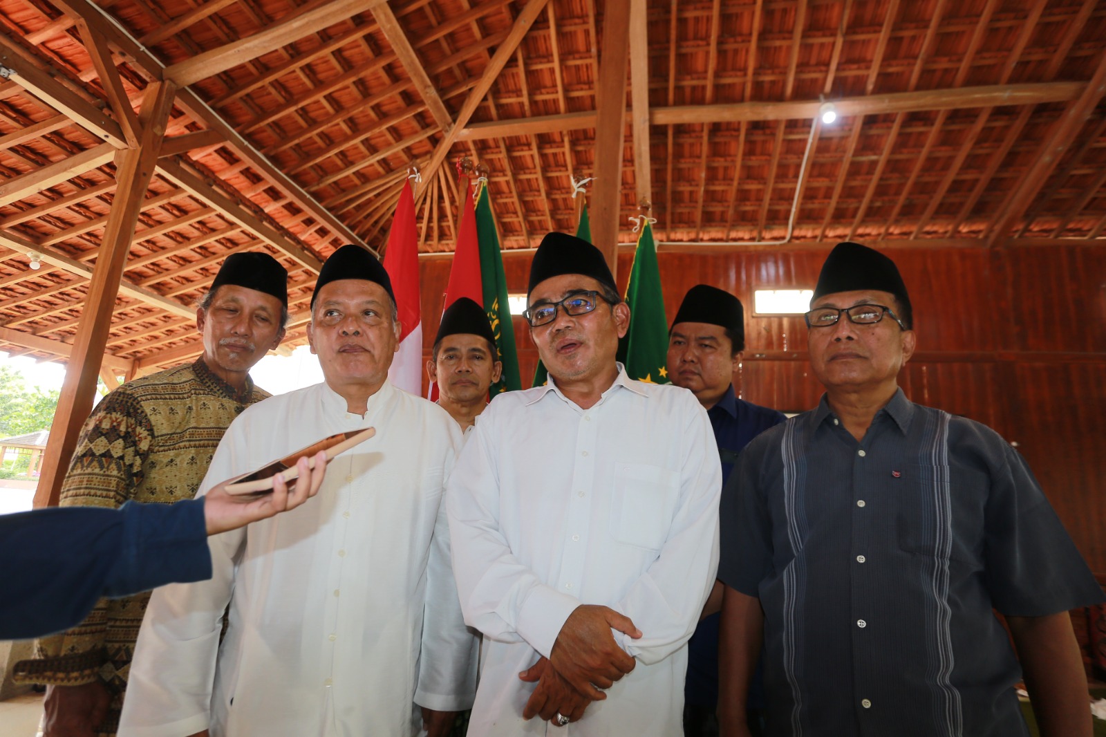 Ketua PCNU Kota Madiun KH Agus Musoffa Izzudin memberikan keterangan kepada awak media terkait sikap PCNU menyikapi polemik dualisme PBNU, Selasa (23/12). BAGAS BIMANTARA/JAWA POS RADAR MADIUN
