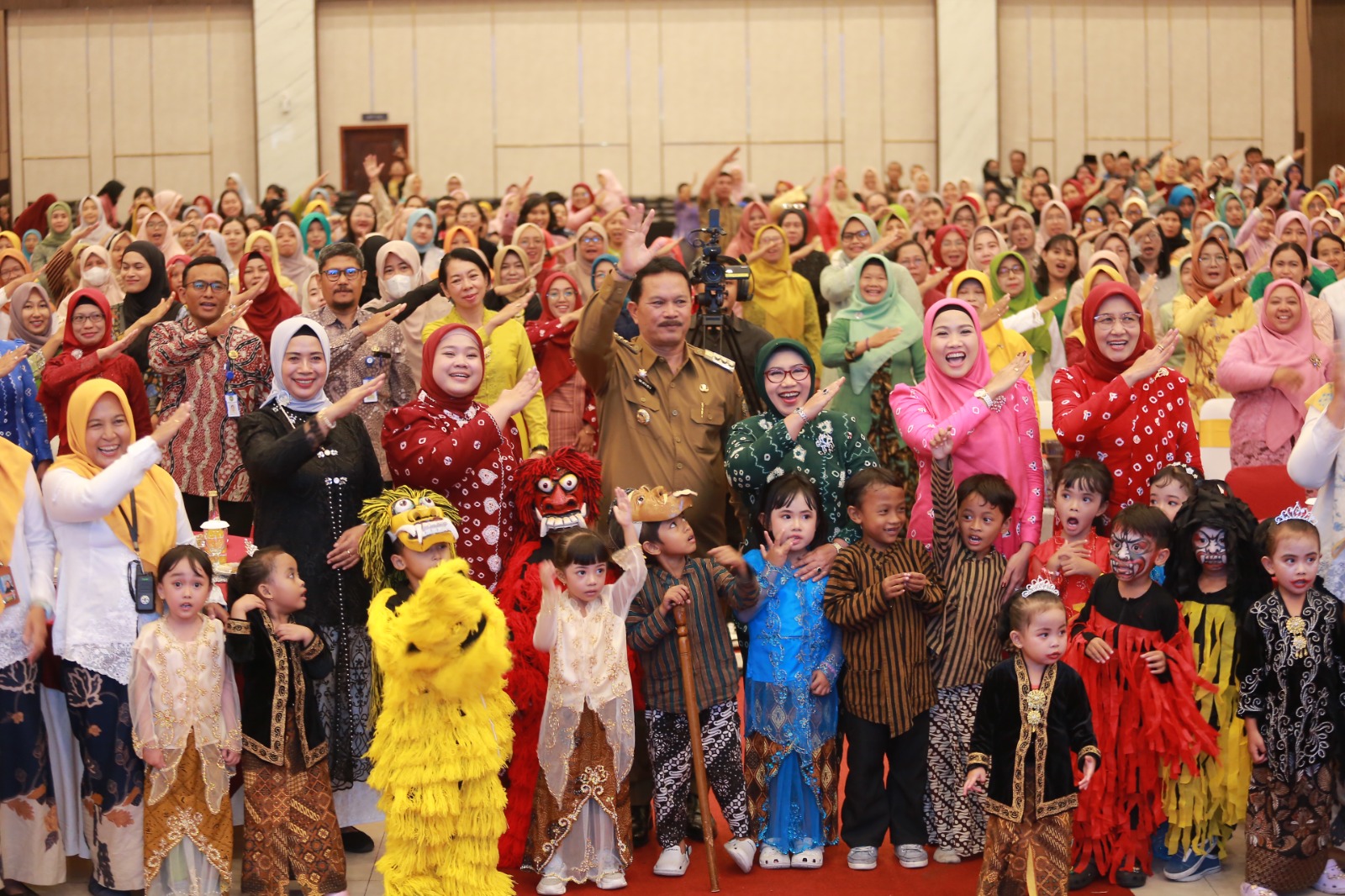 Wali Kota Madiun Maidi memberikan materi penguatan peran orang tua dalam membentuk pendidikan karakter anak di Sun Hotel Madiun, Selasa (23/12). BAGAS BIMANTARA/JAWA POS RADAR MADIUN