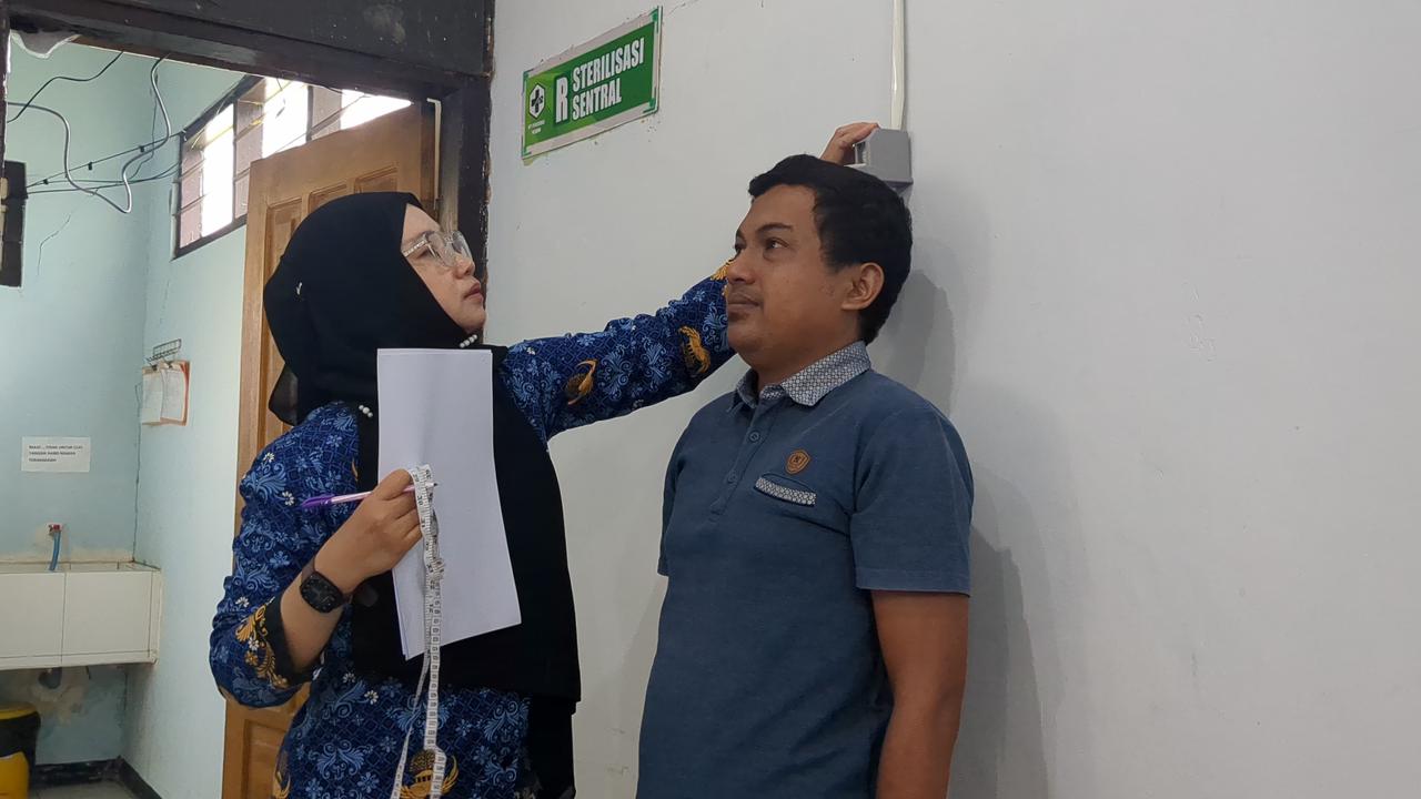 Sejumlah calon jemaah haji (CJH) asal Kabupaten Madiun menjalani pemeriksaan kesehatan sebagai syarat istithaah sebelum pelunasan Bipih. DIAN RAHAYU/RADAR MADIUN