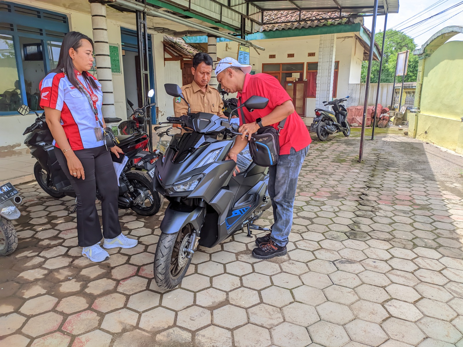 Sejumlah kepala desa di Kabupaten Magetan mulai menerima motor dinas roda dua baru untuk menunjang pelayanan dan tugas pemerintahan desa. AJI PUTRA/JAWA POS RADAR MAGETAN