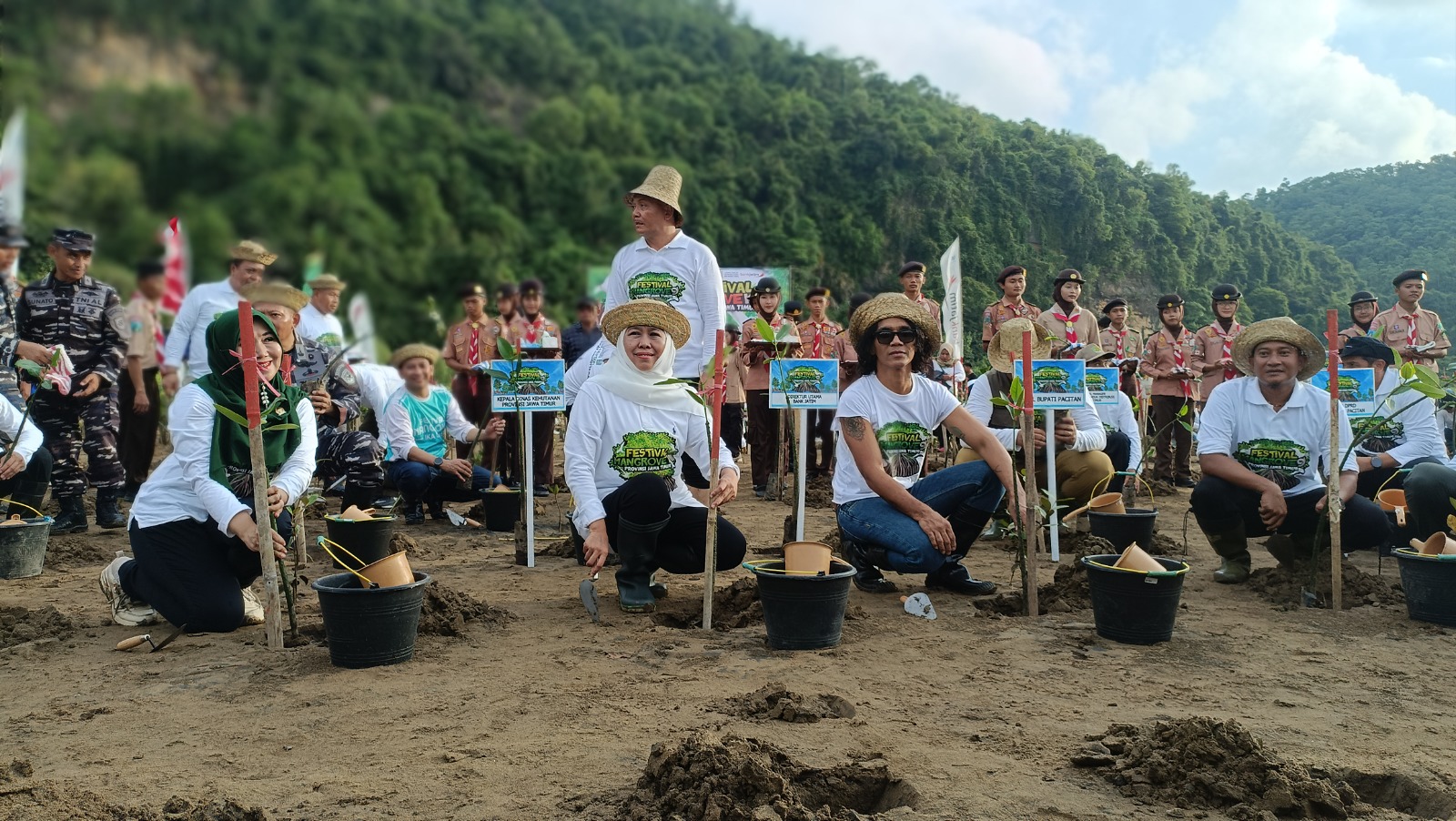 Gubernur Jawa Timur Khofifah Indar Parawansa bersama musisi Kaka Slank menanam mangrove saat Festival Mangrove ke-9 di Watumejo Mangrove Park, Pacitan. NUR CAHYONO/RADAR PACITAN