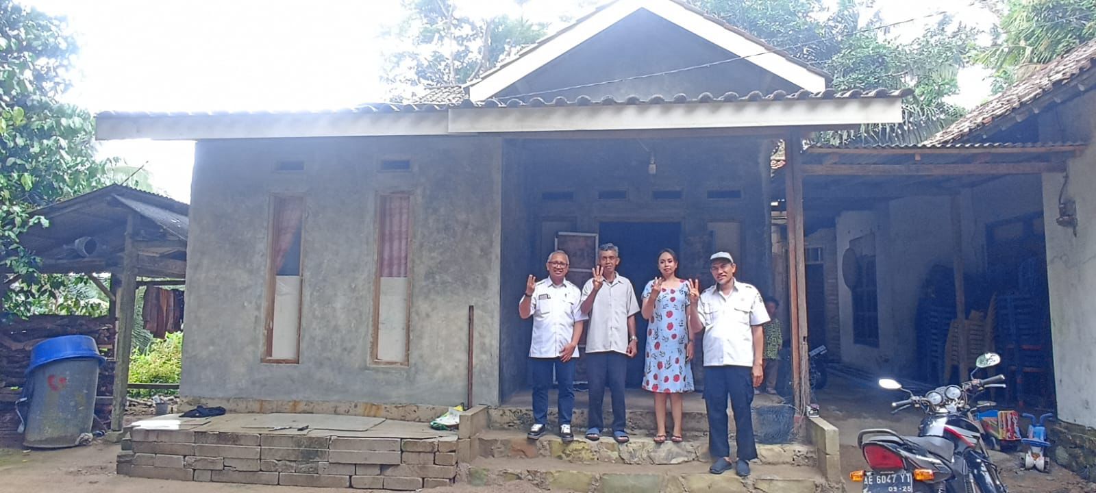 Kepala Disperkimtan Pacitan Heru Tunggul Widodo meninjau sekaligus memverifikasi calon penerima manfaat bantuan RTLH dalam rangka mendukung Program 3 Juta Rumah. FOTO: ISTIMEWA