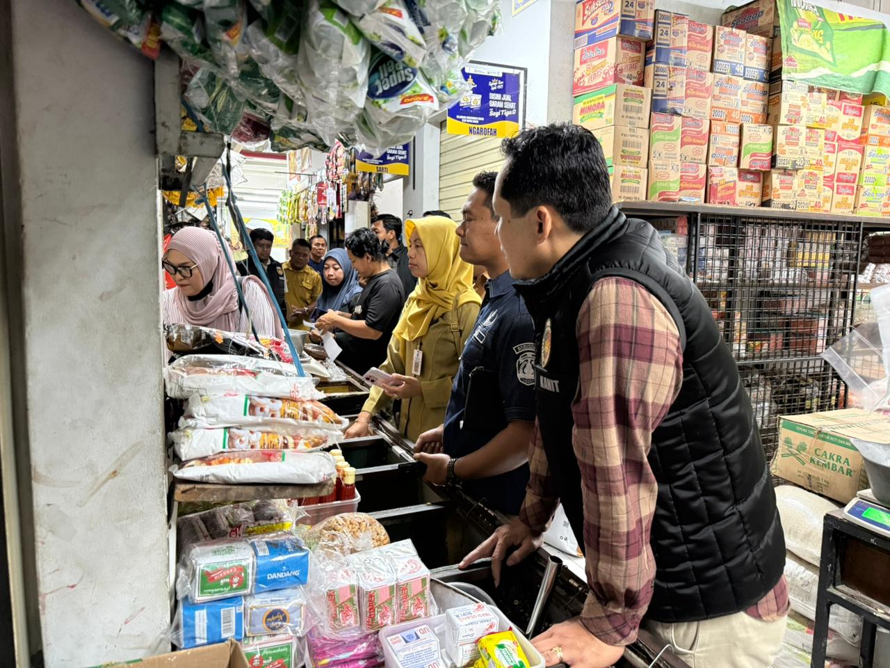 Satgas Pangan Ponorogo melakukan inspeksi mendadak bapokting di Pasar Legi untuk memastikan ketersediaan dan stabilitas harga jelang Natal dan Tahun Baru.  POLRES UNTUK JAWA POS RADAR PONOROGO
