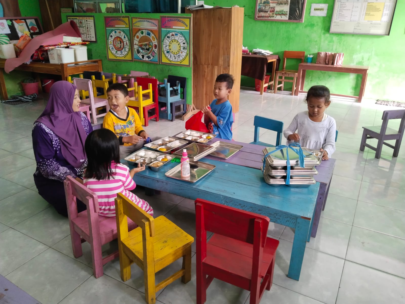 Sejumlah siswa di Desa Sidolaju tetap menerima paket Makan Bergizi Gratis meski sedang menjalani masa libur sekolah akhir tahun. ASEP SYAEFUL BACHRI/JAWA POS RADAR NGAWI