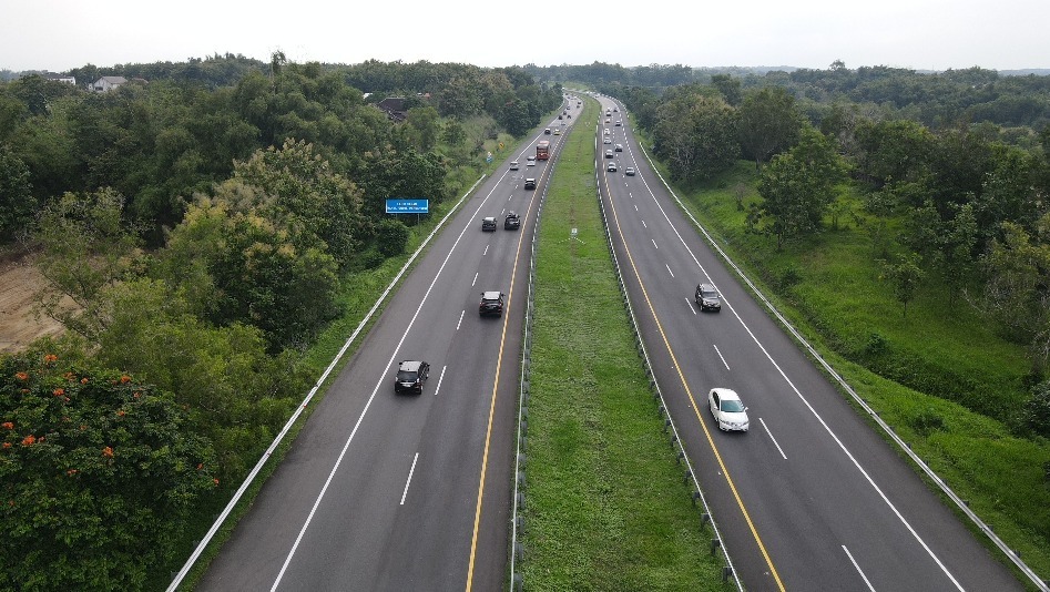 Kondisi arus lalu lintas di Jalan Tol Solo&ndash;Ngawi terpantau padat seiring meningkatnya volume kendaraan menjelang libur Natal 2025 dan Tahun Baru 2026. ASEP SYAEFUL BACHRI/JAWA POS RADAR NGAWI